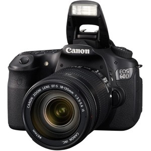 Canon EOS 60D Kit Uwolnij swoją kreatywność dzięki aparatowi EOS 60D. wyraź swoją osobowość dzięki doskonałym zdjęciom lub filmom Full HD, które można wykonać za pomocą ekranu LCD o zmiennym kącie nachylenia i zaawansowanych funkcji kreatywnych.