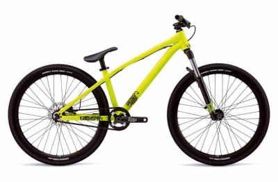 Commencal Absolut AL Bardzo uniwersalna rama, która została doceniona przez więcej niż jednego jeźdźca z Rosji. Doskonałe sprawdza się zarówno w dyscyplinach sportowych, jak i slalomach 4X / Dual, jak i fanowskich na torze derth lub Pump.